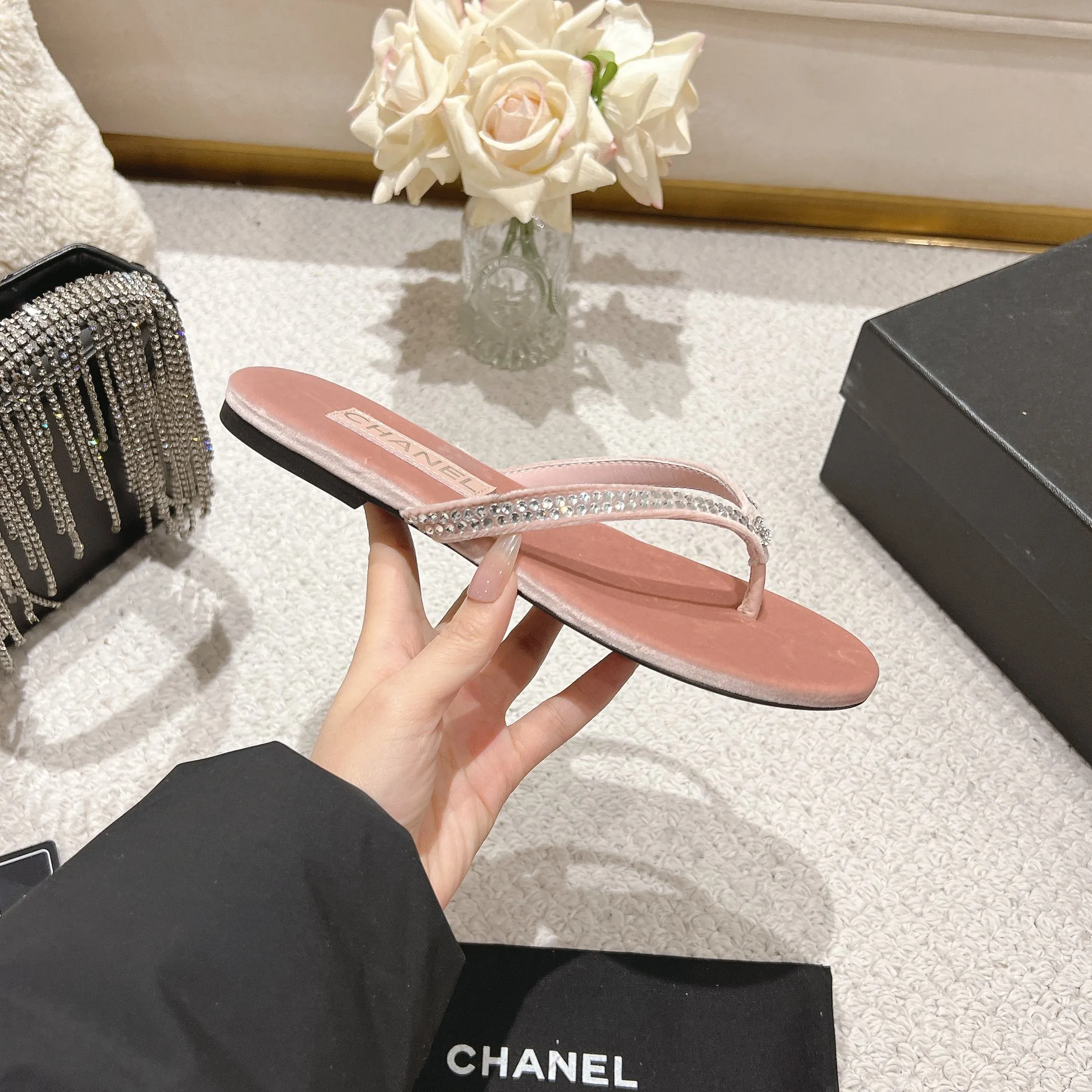 👟👟Ex-factory price 480👟👟 Xiaoxiang chanel 2025 new flip-flops! This series is really amazing. How can it be so beautiful! Summer is really an invincible combination that can be salty or sweet ~ The upper is made of original velvet and the lining is lambskin genuine leather outsole Size: 35-40 (40 customized)
